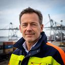 Logistiek medewerker in veiligheidskleding bij een haven in Den Helder